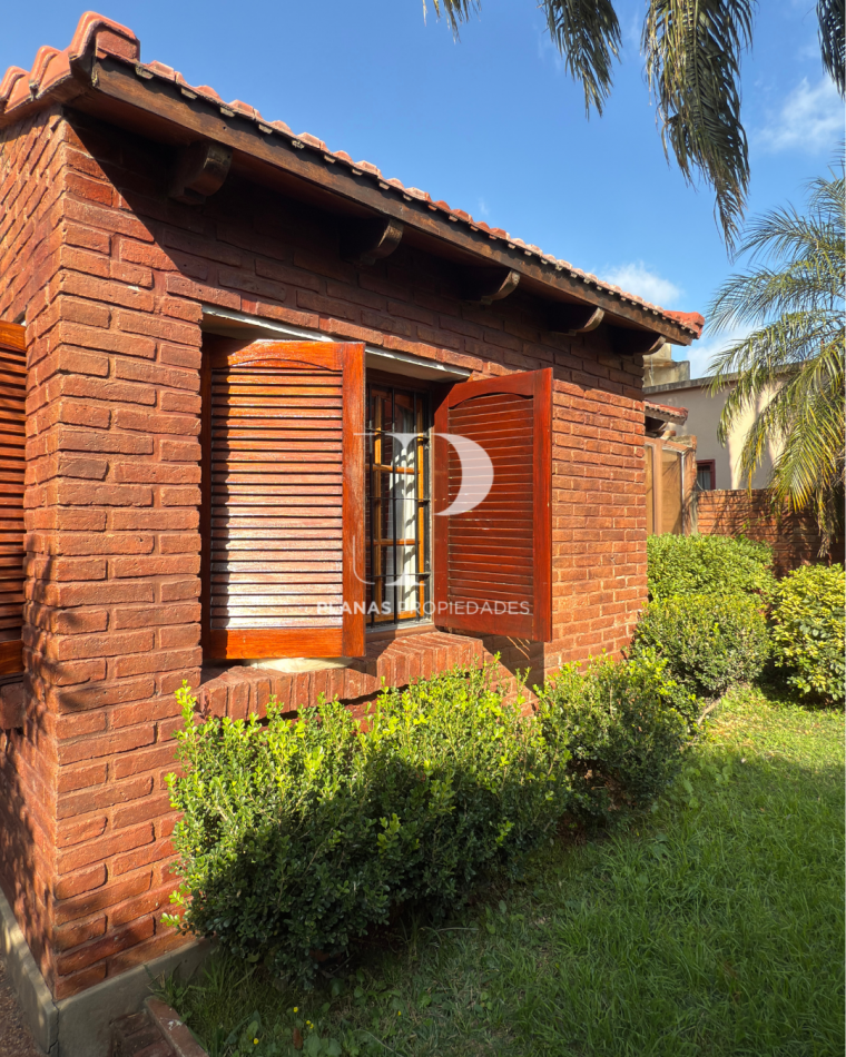 SE VENDE HERMOSA CASA 3 DORMITORIOS Y PATIO CON VERDE