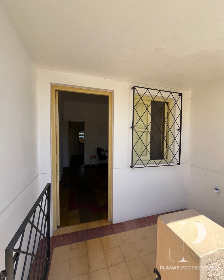 SE ALQUILA CASA 2 DORMITORIOS CON PATIO VERDE A METROS DE AVENIDA DE LAS AMERICAS