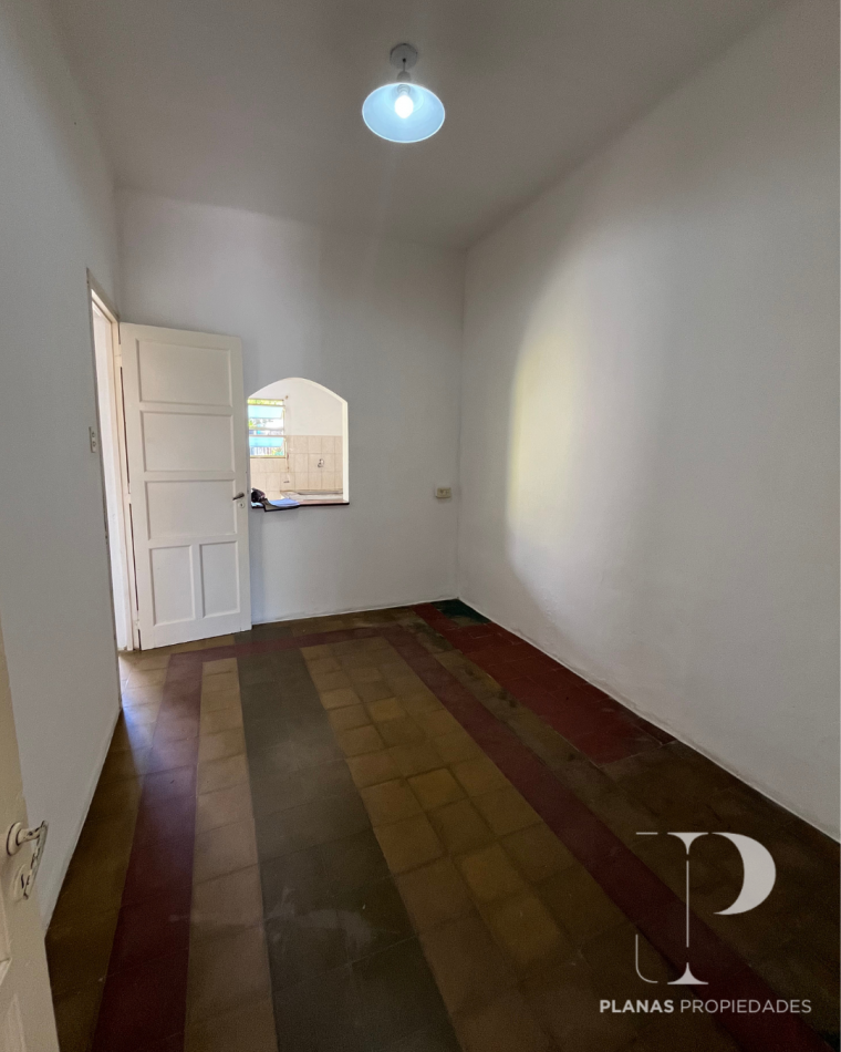 SE ALQUILA CASA 2 DORMITORIOS CON PATIO VERDE A METROS DE AVENIDA DE LAS AMERICAS