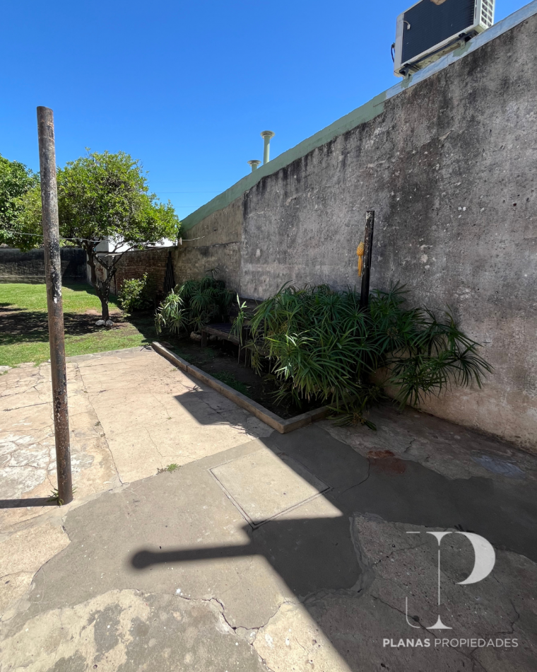 SE ALQUILA CASA 2 DORMITORIOS CON PATIO VERDE A METROS DE AVENIDA DE LAS AMERICAS