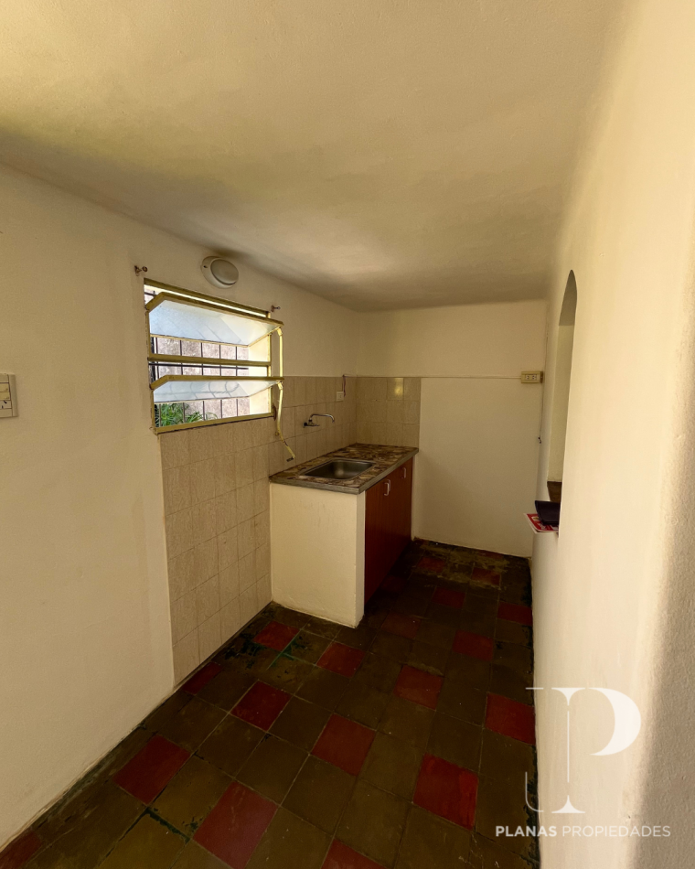 SE ALQUILA CASA 2 DORMITORIOS CON PATIO VERDE A METROS DE AVENIDA DE LAS AMERICAS