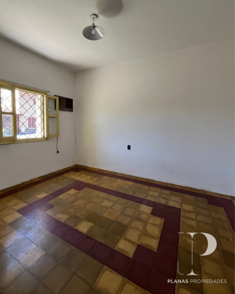 SE ALQUILA CASA 2 DORMITORIOS CON PATIO VERDE A METROS DE AVENIDA DE LAS AMERICAS