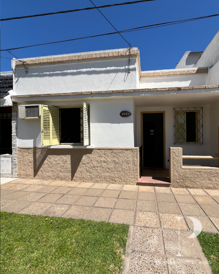 SE ALQUILA CASA 2 DORMITORIOS CON PATIO VERDE A METROS DE AVENIDA DE LAS AMERICAS