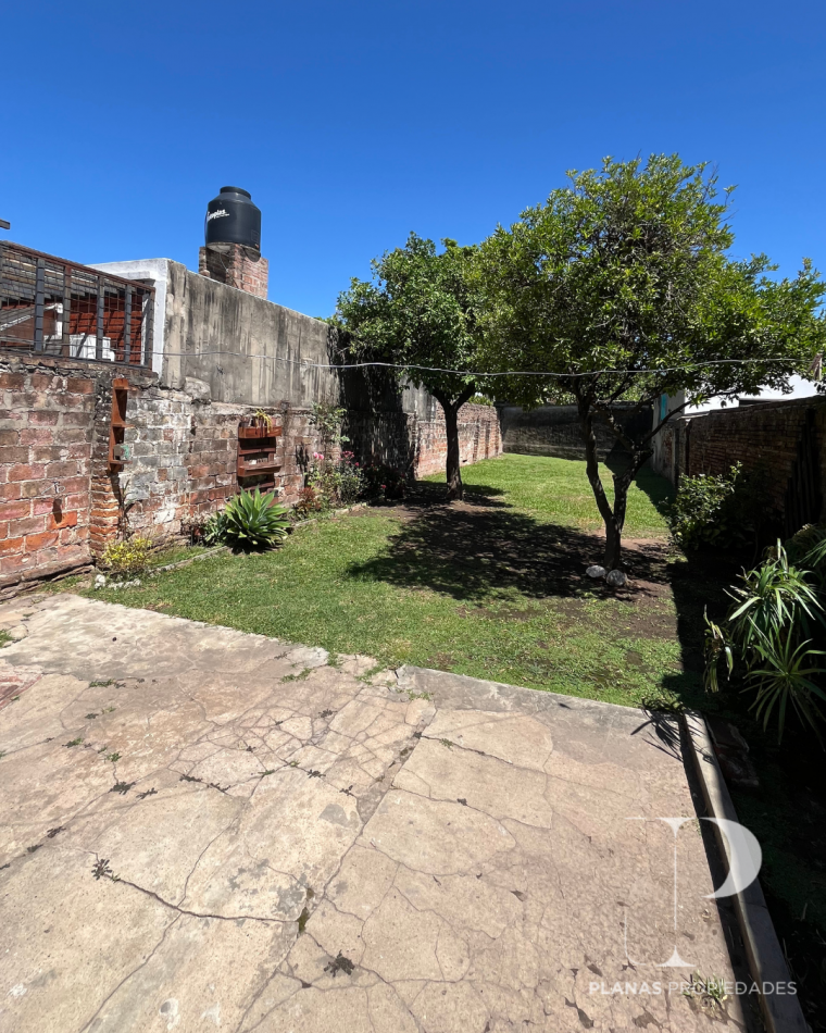 SE ALQUILA CASA 2 DORMITORIOS CON PATIO VERDE A METROS DE AVENIDA DE LAS AMERICAS