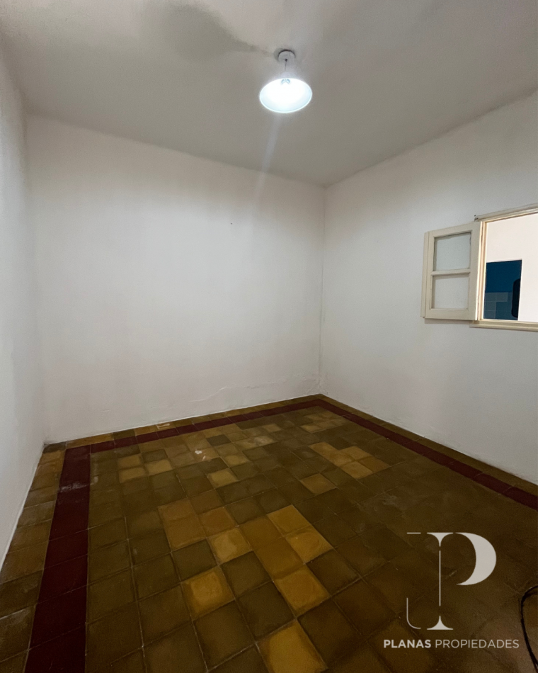 SE ALQUILA CASA 2 DORMITORIOS CON PATIO VERDE A METROS DE AVENIDA DE LAS AMERICAS