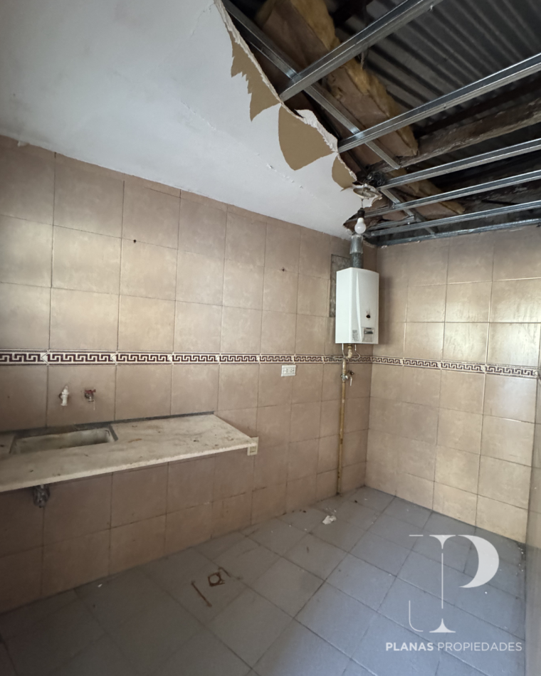 SE VENDE CASA 2 DORMITORIOS A REFACCIONAR