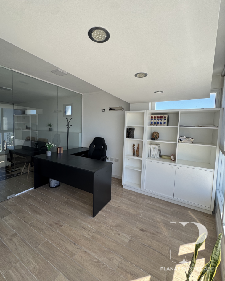 SE ALQUILA OFICINA SEMIPISO CON VISTA AL RIO ZONA CENTRO