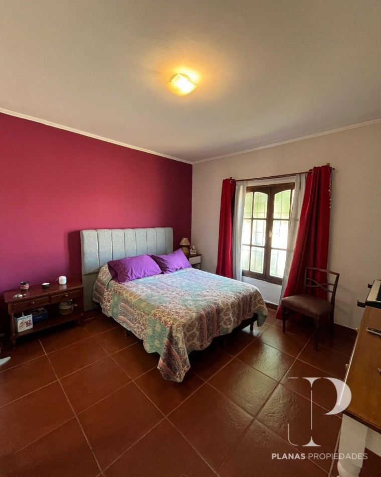 SE VENDE CASA 3 DORMITORIOS + OFICINA CON INGRESO INDEPENDIENTE - BARRIO MERCANTIL