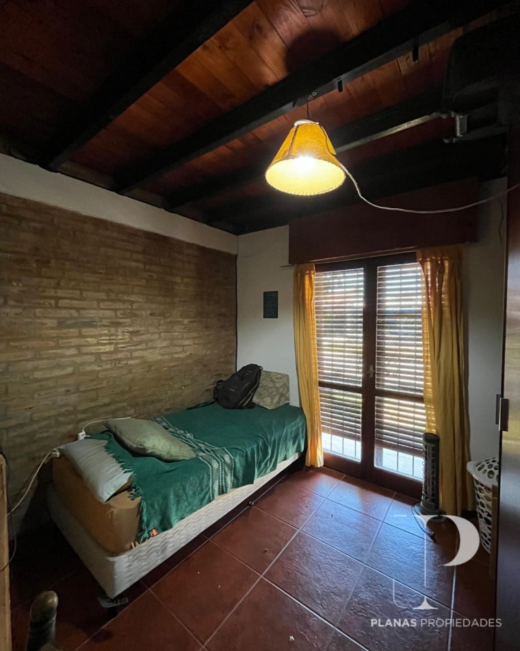SE VENDE CASA 3 DORMITORIOS + OFICINA CON INGRESO INDEPENDIENTE - BARRIO MERCANTIL