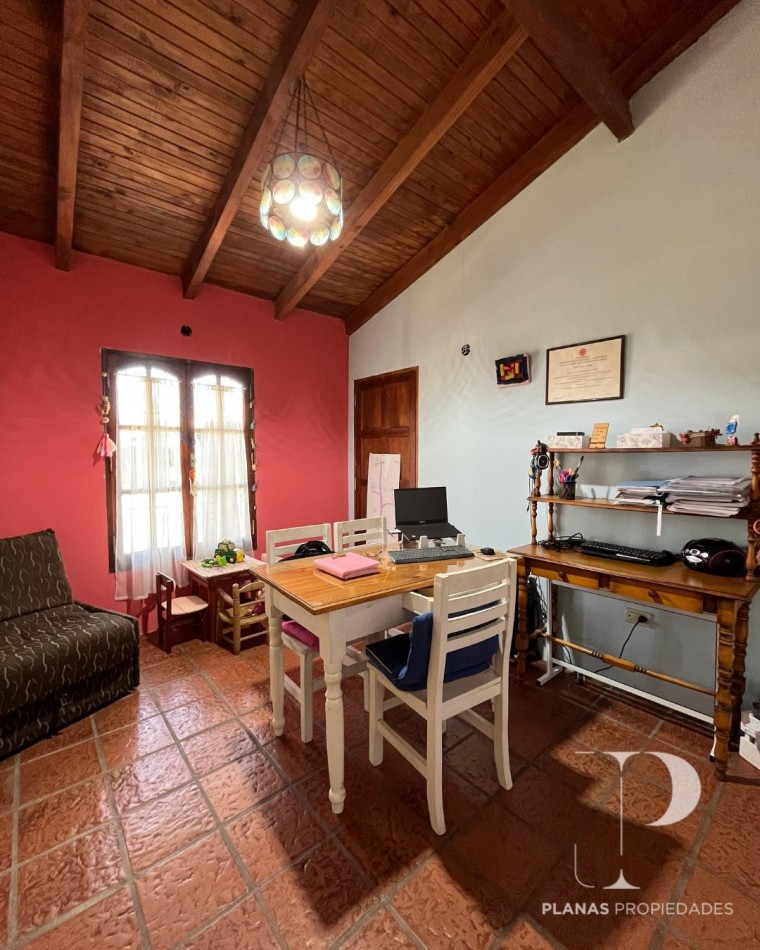 SE VENDE CASA 3 DORMITORIOS + OFICINA CON INGRESO INDEPENDIENTE - BARRIO MERCANTIL
