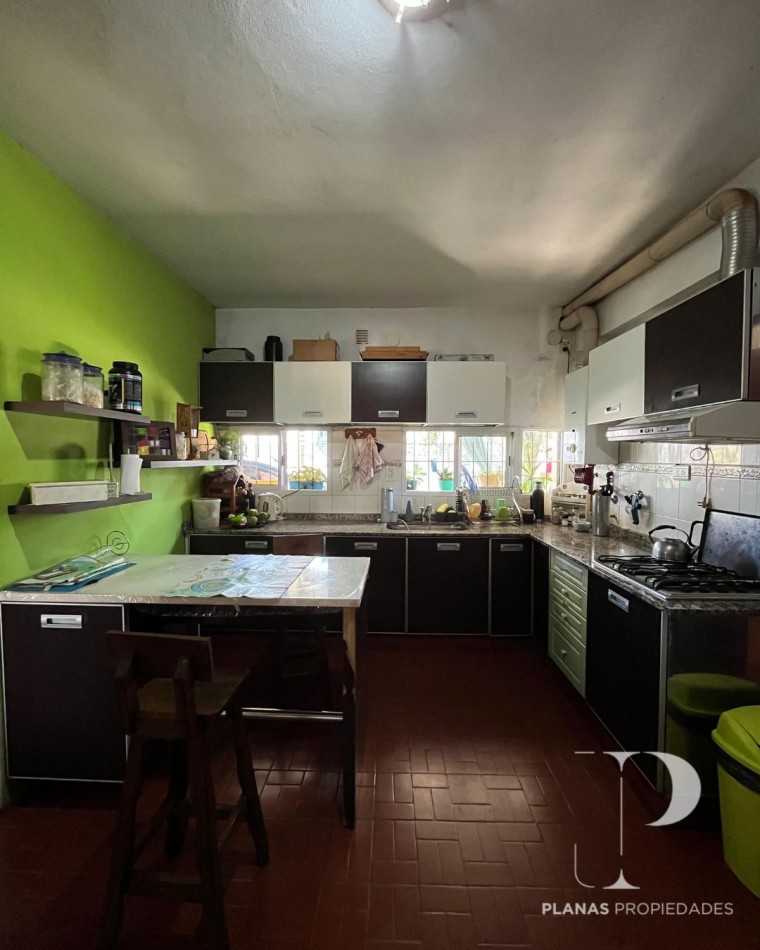 SE VENDE CASA 3 DORMITORIOS + OFICINA CON INGRESO INDEPENDIENTE - BARRIO MERCANTIL