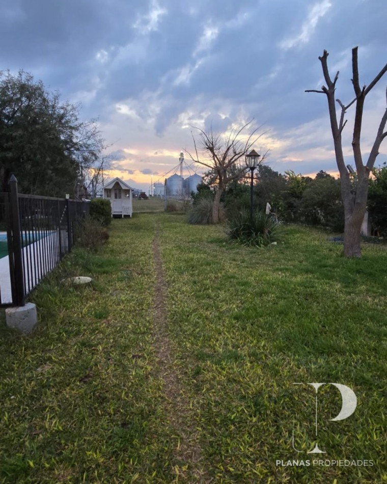Se vende hermosa casa en Colonia Ensayo, construida con materiales de primera calidad en 1250mts2, a solo una cuadra de la Ruta 11.