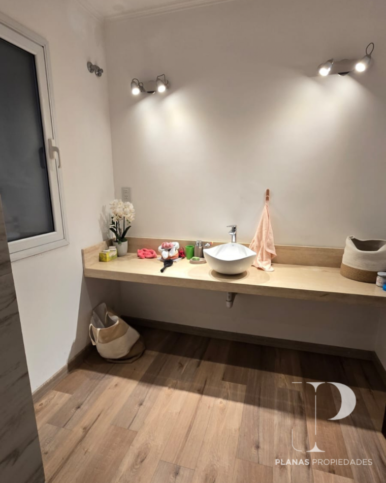 Se vende hermosa casa en Colonia Ensayo, construida con materiales de primera calidad en 1250mts2, a solo una cuadra de la Ruta 11.