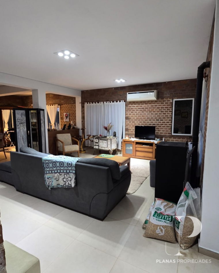 Se vende hermosa casa en Colonia Ensayo, construida con materiales de primera calidad en 1250mts2, a solo una cuadra de la Ruta 11.