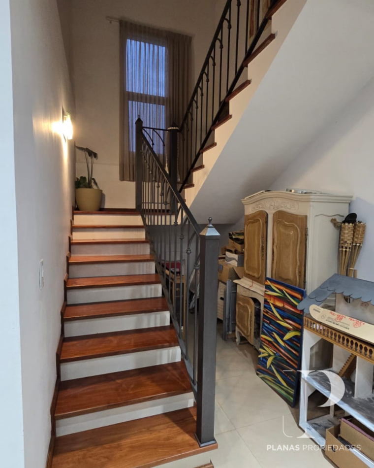 Se vende hermosa casa en Colonia Ensayo, construida con materiales de primera calidad en 1250mts2, a solo una cuadra de la Ruta 11.