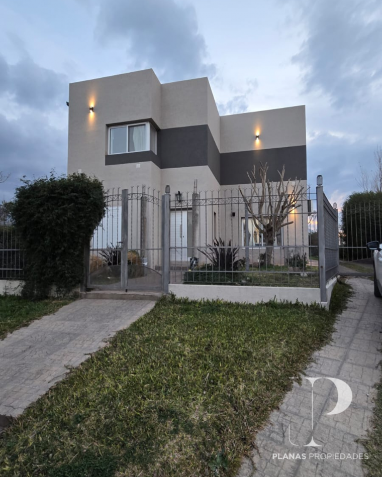 Se vende hermosa casa en Colonia Ensayo, construida con materiales de primera calidad en 1250mts2, a solo una cuadra de la Ruta 11.