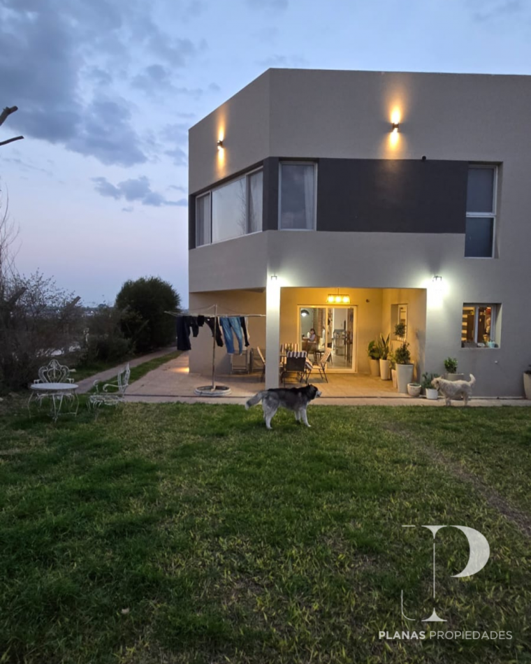 Se vende hermosa casa en Colonia Ensayo, construida con materiales de primera calidad en 1250mts2, a solo una cuadra de la Ruta 11.